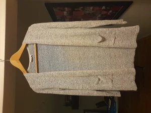 Gråmelerad kofta storlek 146-152 - Säljer en jättefin kofta från Name it i storleken 146-152. Den är bara använd några gånger. Fickor framtill utan knäppning.