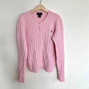 Ralph Lauren kofta - En rosa ralph lauren kofta. Säljer då jag ville ha en lite större passform. Är i barnstorlek men passar ändp mig som är 169, något liten! 