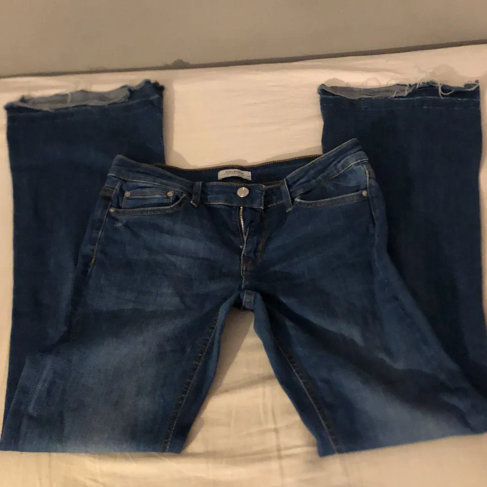 Mörkblå jeans från Zara Midja 37 och innerben 82. Jeans & Byxor.