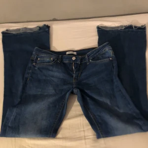 Flare jeans - Mörkblå jeans från Zara Midja 37 och innerben 82