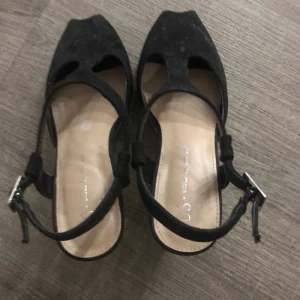 Klackskor - Detta klackskor säljer jag i storlek 36. Har andvent de några gånger och har lagt till 2 hål till där man spänner så att t lite mindre kan ha.