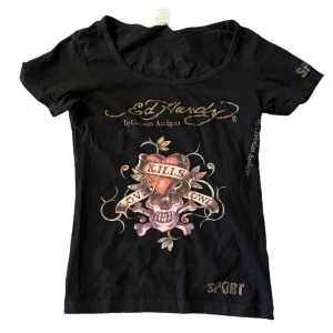 Ed Hardy t shirt - Så snygg ed hardy t shirt i stretchigt tyg! Kontakta mig vid ytterligare frågor😙