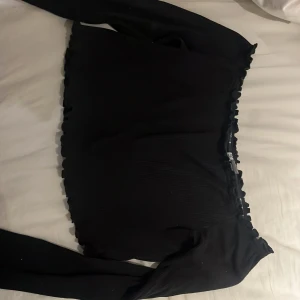 Off shoulder topp - En fin svart off shoulder topp. Inga skavanker