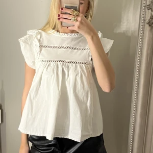 Blus - Super gullig vit blus från meetmethere 😍