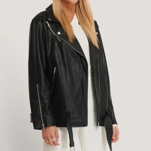 NA-KD Skinnjacka  - AFJ skinnjacka från NA-KD.  Bra skick, både skickjacka ikl ”bältet”  