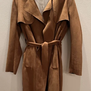 Trench stl 36 - Näst oanvänd trench i fuskläder från HM. 