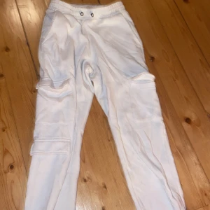 Cargo mjukisbyxor - Midwaist Vita cargo mjukisbyxor. skanas snören! Jag är 169cm lång och de är förkorta.