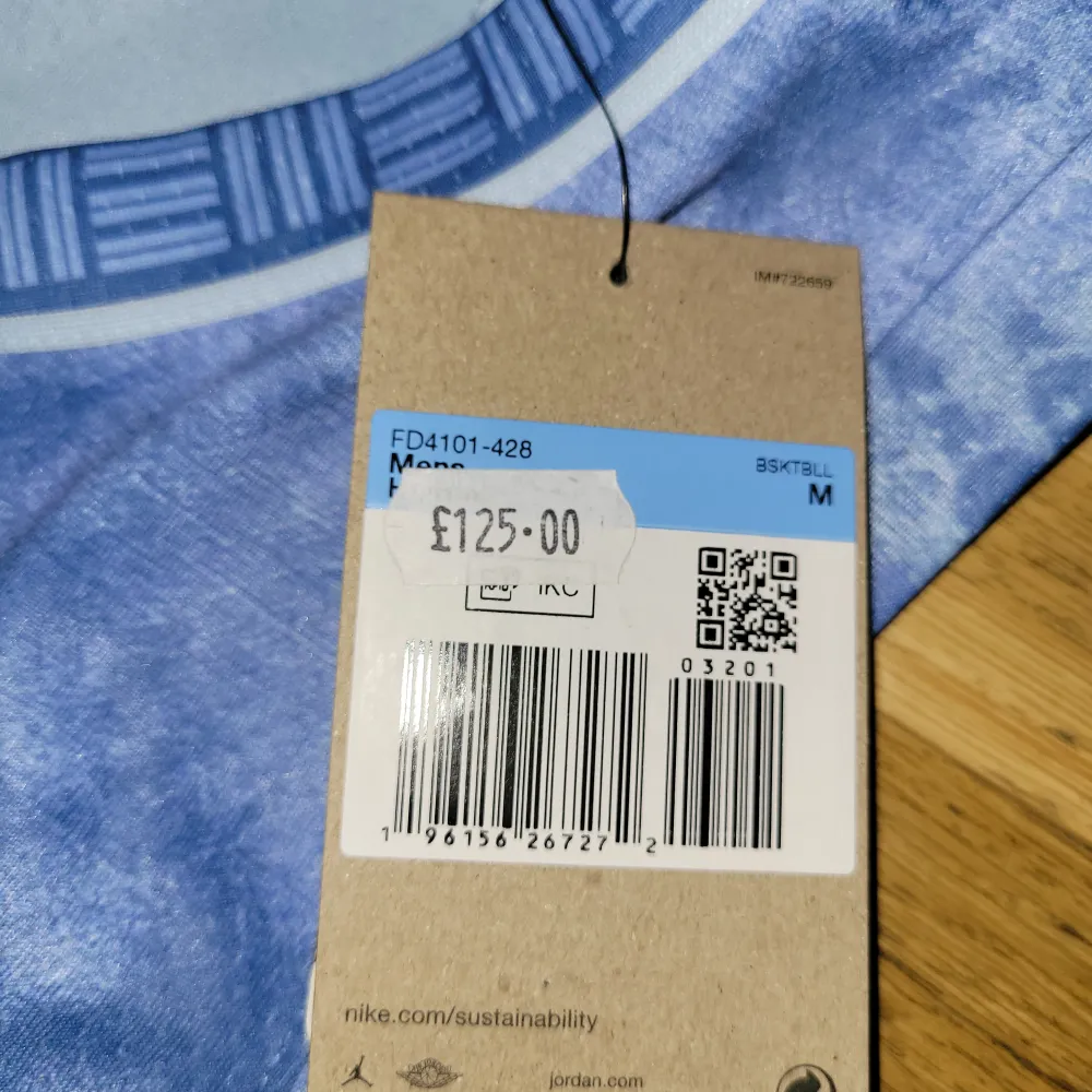 Säljer mitt helt oanvända NBA linne: Memphis Grizzlies Select Series Ja Morant, då jag köpt ett annat linne.  Köpt på NBA Store i London för £125.. Hoodies.