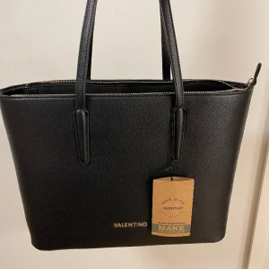 Valentino Special Martu - Helt ny Valentino väska som fortfarande har kvittot kvar. Har inte kommit till någon använing då den varit lite för stor för mig. Perfekt till skola/jobb. Nypris ligger på ca 1500kr säljer för 800kr. Måtten är ca 38x29x15 cm för väskan. 