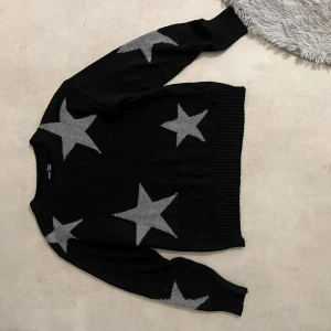 stickad tröja - säljer min jätte fina stickade tröja, använd 1 gång. Köpte den för 100 så säljer den för 50kr