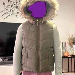 Grön höst vest - En vanlig vest från H&M, den är rätt så varm sen om man har tjock tröja under blir man ännu varmar