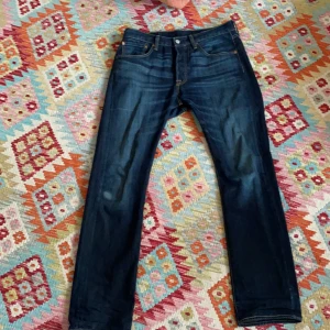 Levis 501. Bra skick strl 31/32 - Levis 501 i bra skick. Endast en förslitning på knät och lagning (se bild). Storlek 31/32