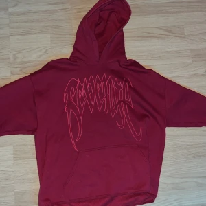 Säljer billigt behöver pengar lol Revenge hoodie  - Köpt på resale för 2000kr för 5 år sedan, säljs på internet för 3000-5000kr Från första droppet någonsin xxxtentacions merch jättebra skick knappt använd 