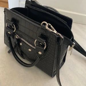 Svart väska  - Säljer oanvänd svart väska från Zara.