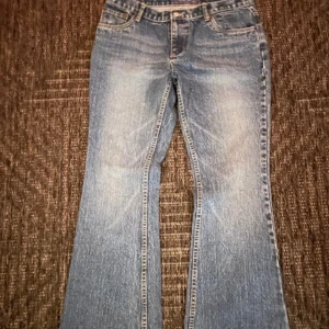 Low waist bootcut jeans - Säljer mina low waist bootcut byxor på grund av att dom ej kommit till användning. 45cm brädd