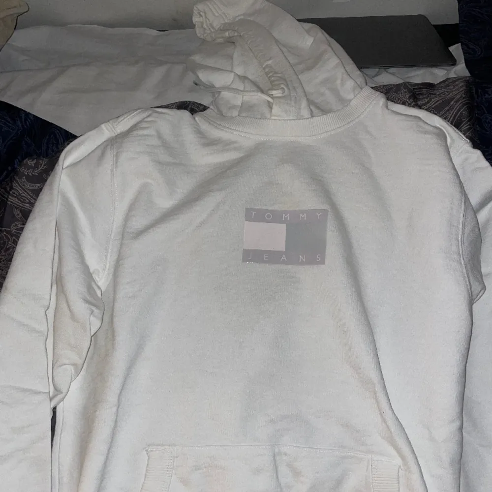 Vit Tommy Hilfiger hoodie använd 3-4 gånger. Storlek M!!!. Tröjor & Koftor.