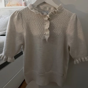 Stickad teöja - Säljer denna stickade tröja med pärlor. Storlek s 200kr