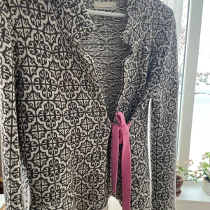 Odd Molly 233 - Klassisk odd molly kofta i bomull. Modell 233. Stl 1