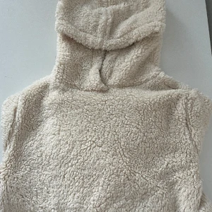 Teddy tröja - Teddy tröja som är för liten i storlek för mig helt enkelt.  Storlek S & i bra skick 
