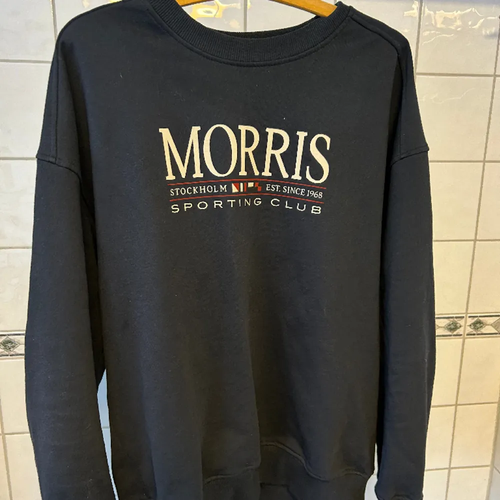 En Morris sweatshirt som knappt kom till användning. Har använt den kanske 2-3 gånger så den är som ny. Storlek L. Nypriset låg runt 1500.. Hoodies.
