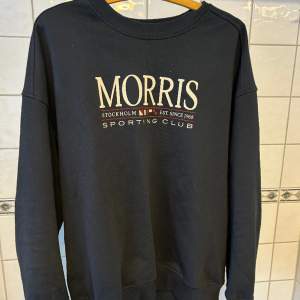En Morris sweatshirt som knappt kom till användning. Har använt den kanske 2-3 gånger så den är som ny. Storlek L. Nypriset låg runt 1500.