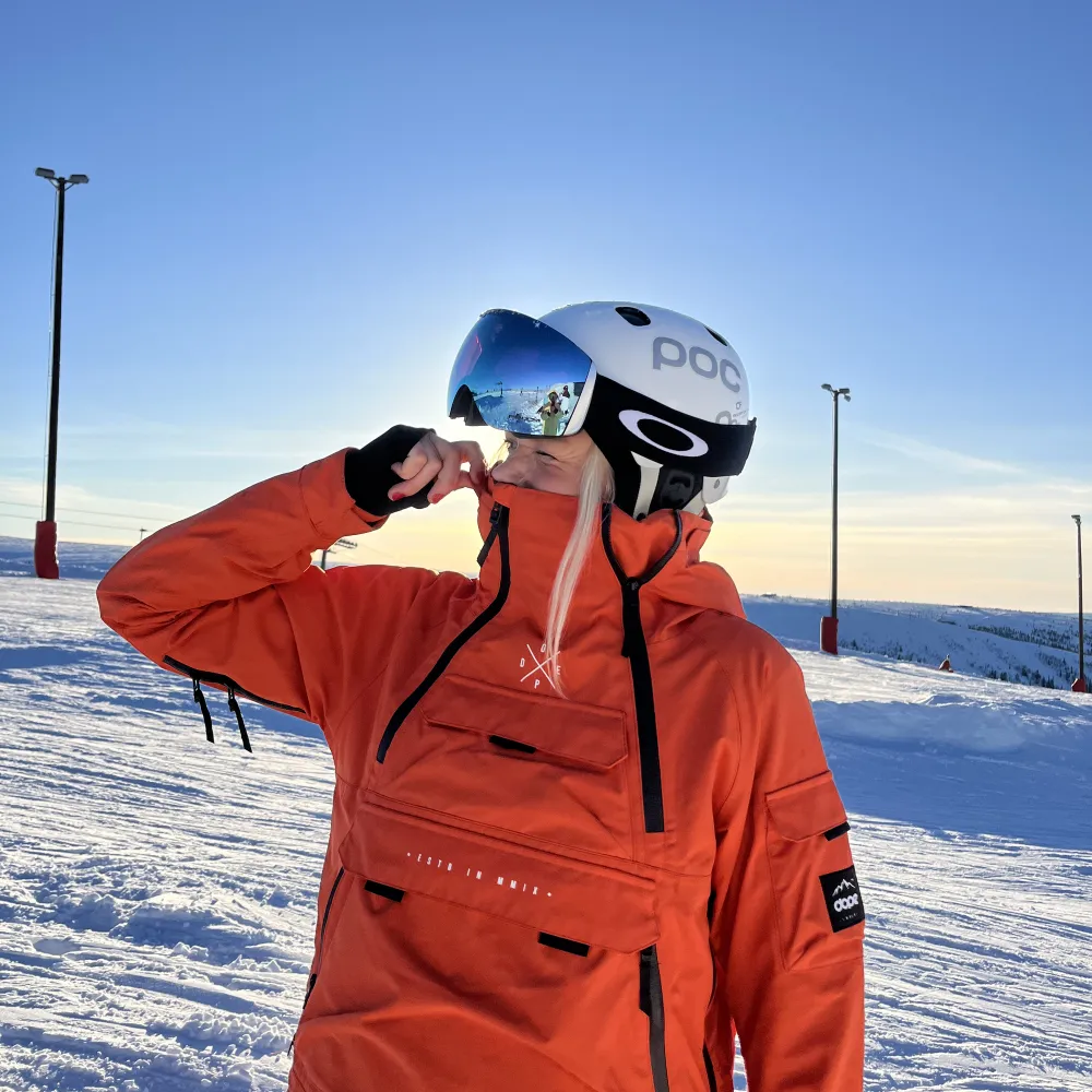 Supersnygg orange skidjacka från Dope! Använd tot 3 veckor. Fint skick! ✌🏼💖⛷️. Jackor.