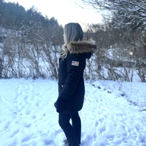 Svart jacka från SVEA - Svart snygg vinterjacka från märket SVEA. Modellen heter Miss Smith. Sitter snyggt (utan att man ser stor ut). Avtagbar pälskrage. Väldigt bra skick, knappt använd. Storlek Small. Nypris: 3,799 kr. 