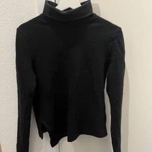 Svart polotröja - Svart polotröja från chips monday i strl S.