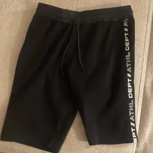 Svarta shorts från FSBN (lämnas antingen nytvättad/strykt eller båda)