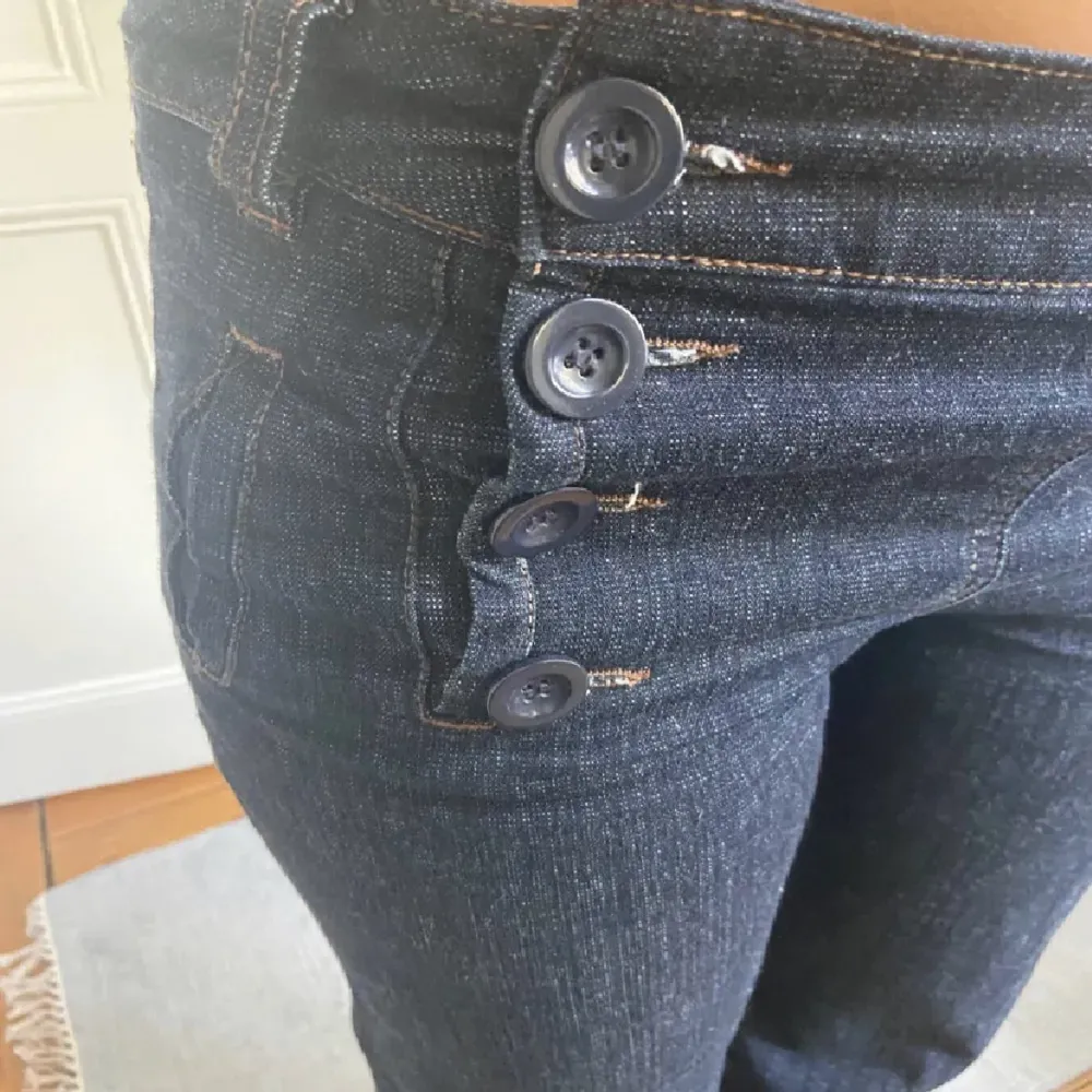 Säljer dessa såå fina low Rise jeans med as coola detaljer i midjan 😍😍. Jeans & Byxor.