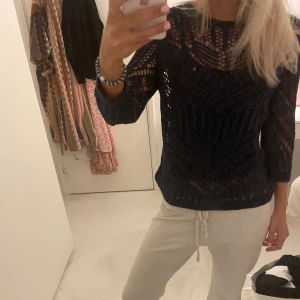 Topp - Verkligen så snygg marinblå topp som man både kan klä upp och ner och med antigen ett linne under eller T-shirt😍😍