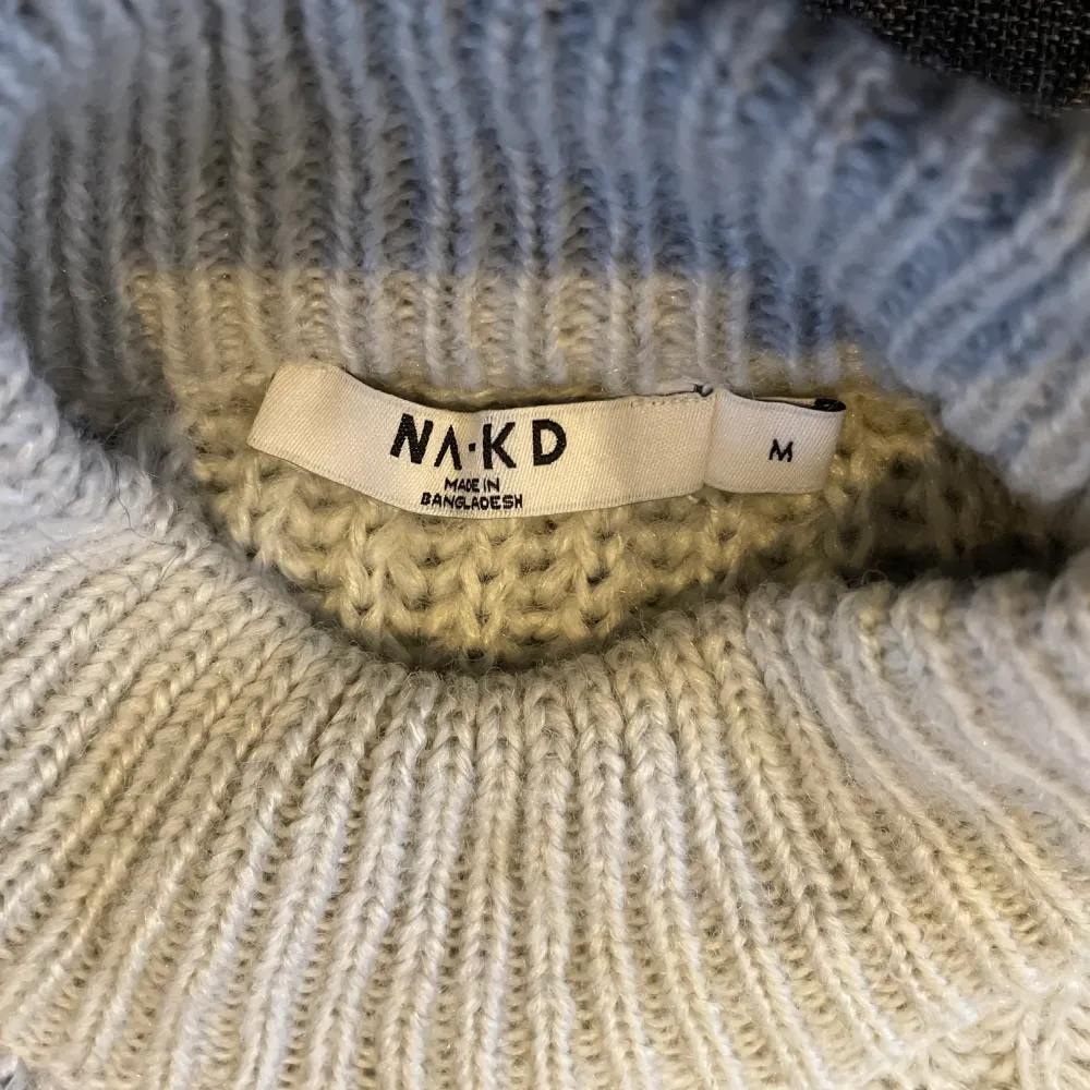 Mjuk och härlig stickad tröja från NA-KD. Stl. M. Superfint skick, inga noppor eller maskor. Se mina övriga annonser, säljer billigt i fint skick eller oanvända plagg. . Tröjor & Koftor.