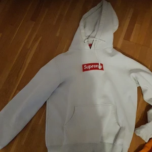 supreme hoodie - supreme hoodie i bra skick. säljs då jag inte anvönder den