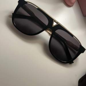 Helt nya AA+ kopia Louis Vuitton solglasögon som väntar på nya ägare. Vid kanvasförsäljare går priset att diskuteras