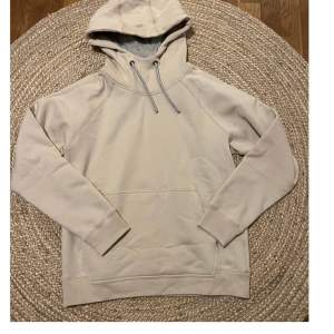Oanvänd hoodie från Pelle P  Herr modell storlek M  Nypris 1300  https://www.pellepetterson.com/sv-se/artikel/rys-snug-hoodie?attr1_id=462