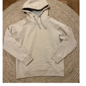 Oanvänd hoodie från Pelle P  Herr modell storlek M  Nypris 1300  https://www.pellepetterson.com/sv-se/artikel/rys-snug-hoodie?attr1_id=462