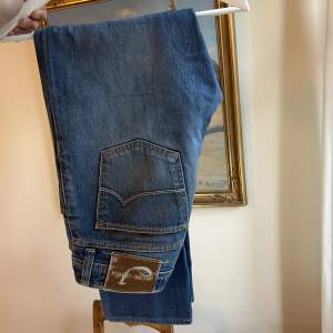 Säljer dessa Jacob Cohen jeans i grymt skick, 9/10👍Använda men inga defekter. Bild med jeansen på är på tredje bilden! Hör av er vid frågor eller funderingar🤝
