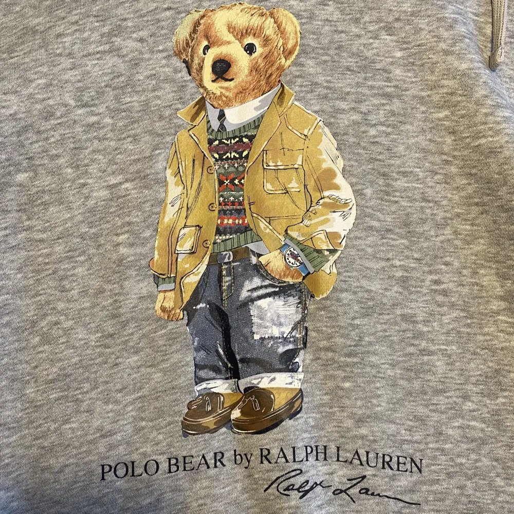 Säljer min Polo Ralph Lauren Björn hoodie! Riktigt skön tröja med riktigt skönt material. Köpt på Ralph Lauren butiken på Östermalm. Bara använd några gånger. Nypris 1500-1800. Storlek L passar både L och M . Hoodies.