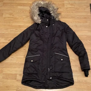 Jacka  - Vinter jacka från hummel. Storlek 176. Lite trasig i dragkedjan men går att knäppa! 