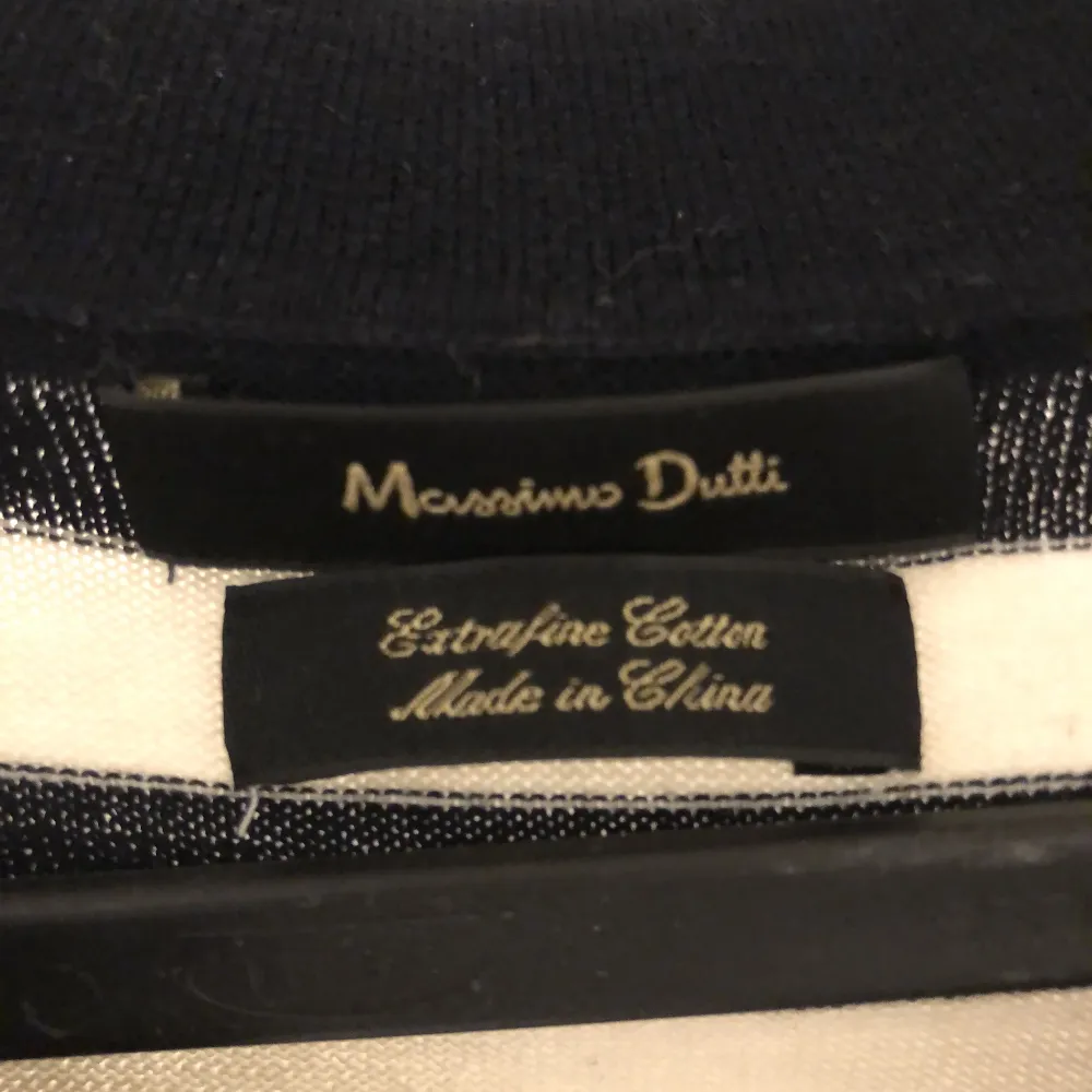 Riktigt snygg Massimo dutti piké i storlek M som bara är använd 2 gånger. . T-shirts.