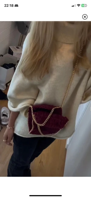 Stickad väska - Jättefin Stella McCartney liknande väska som är handgjord, nyskick och inte använd. Nypris 500kr. Skriv för fler bilder och frågor. Tryck inte på köp nu!