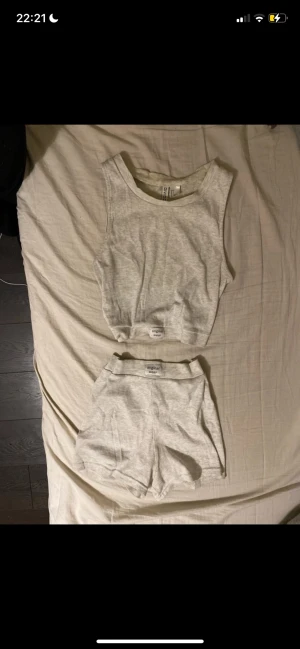 Pyjamas set - Pyjamas set från hm, nypris ca 100kr. Pris kan diskuteras. Hör av dig vid frågor eller intresse💗