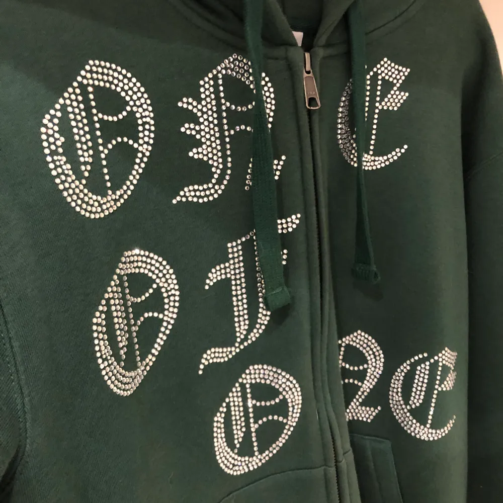 Riktigt snygg one of one hoddie i storlek M som bara är använd ett få antal gånger. Nästan i ny skicka. Speciell kollektion så denna tröja kommer aldrig mer säljas så svår tröja att få tag på.  . Hoodies.