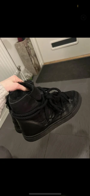Inukkis  - PRIS KAN DISKUTERAS Superfina skor endast provade, säljer då dom va för stora 💘 skriv för föer bilder, om ni tänker att dom är för stora så kommer dom nog passa med lite tjockare strumpor i