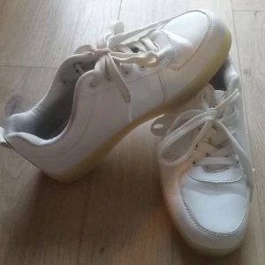 Sneakers - Sneakers i storlek 39, normala i storleken. Man ser att de är använda på insidan och förutom gångveck och små fläckar är de fortfarande i bra skick. Oklart vilket märke. Veganska. 