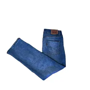 Ett par blå jeans från Levis. Modell är loose taper, sitter som straight. Bra skick. Skriv vid intresse! 