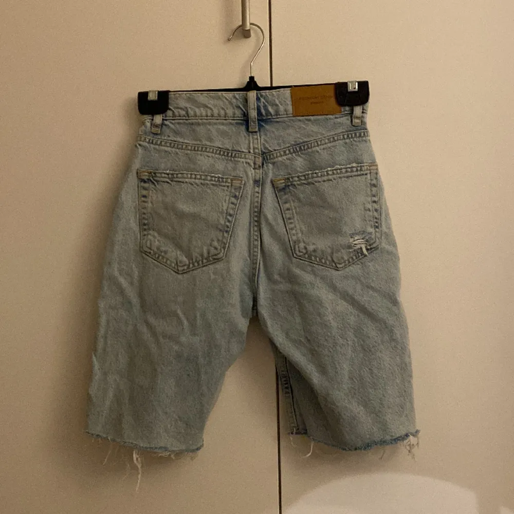 Ljusa jeansshorts från Gina Tricot i storlek 30. Shorts.