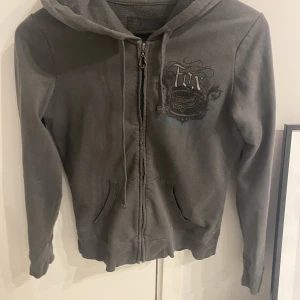 Fox zip up hoodie - Snygg zip up hoodie från fox, storlek står inte men den passar s/m