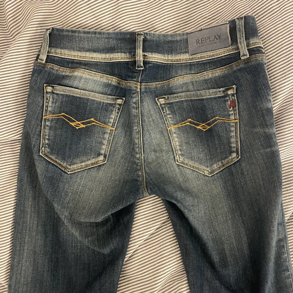 Jättesnygga replay jeans som jag köpt på sellpy men tyvär inte passade. Dem är i strl 26 men passar bra i längden på mig som är 161cm.💗. Jeans & Byxor.
