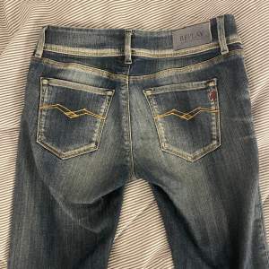 Jättesnygga replay jeans som jag köpt på sellpy men tyvär inte passade. Dem är i strl 26 men passar bra i längden på mig som är 161cm.💗